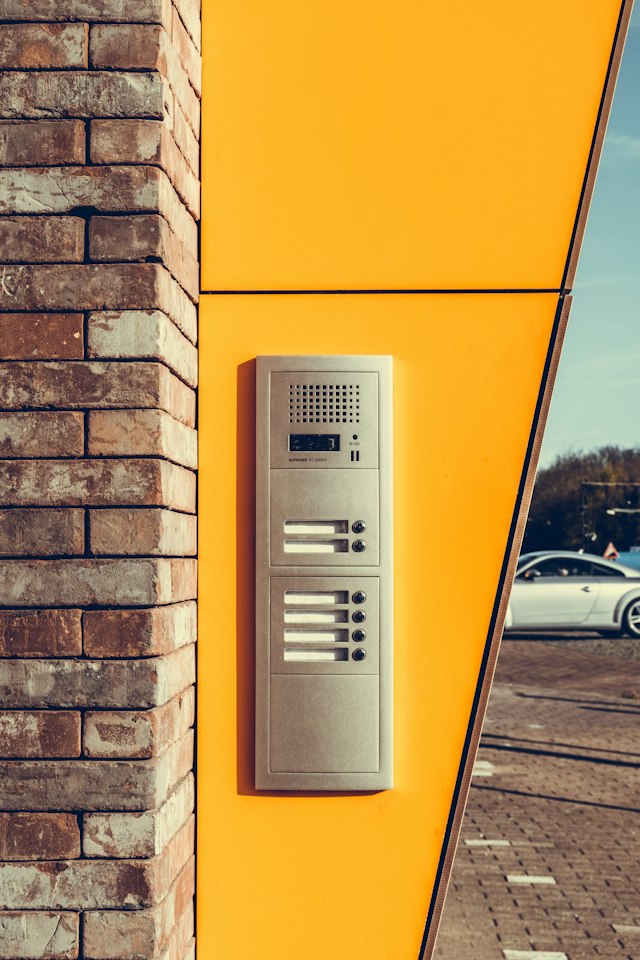 Interphone à l’entrée d’un immeuble