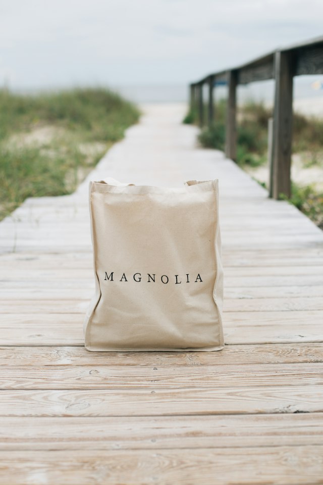 Sac de plage sur une passerelle