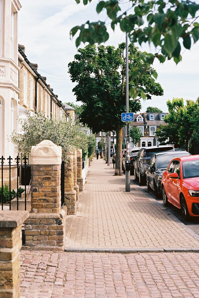 Maisons et trottoir dans une rue résidentielle